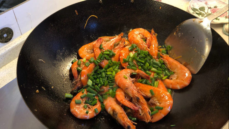 油焖大虾,加入葱花，加盖焖1分钟，收汁起锅。