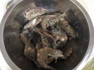 油焖大虾,鲜虾买回后如果还没开始做就直接放进冷冻室，等到做菜前一小时拿出来解冻。
