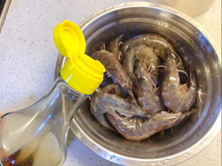 油焖大虾,加入适量盐和料酒腌10分钟后清洗干净，沥干水分。