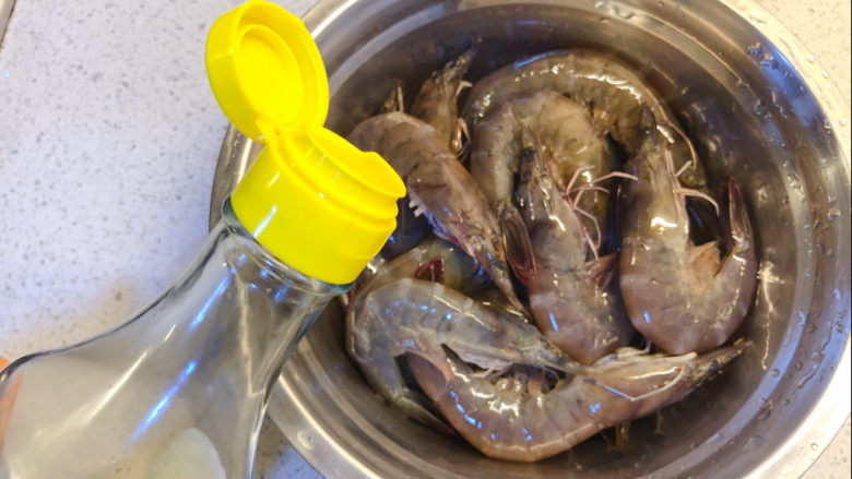 油焖大虾,加入适量盐和料酒腌10分钟后清洗干净，沥干水分。