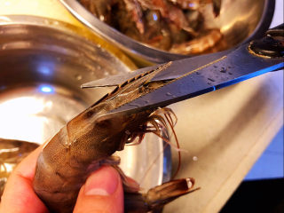 油焖大虾,化冻后剪掉头顶尖刺和长须，去虾线。