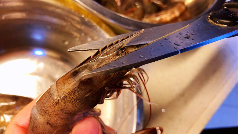 油焖大虾,化冻后剪掉头顶尖刺和长须，去虾线。