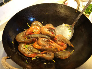油焖大虾,放入大虾，大火翻炒至变色。