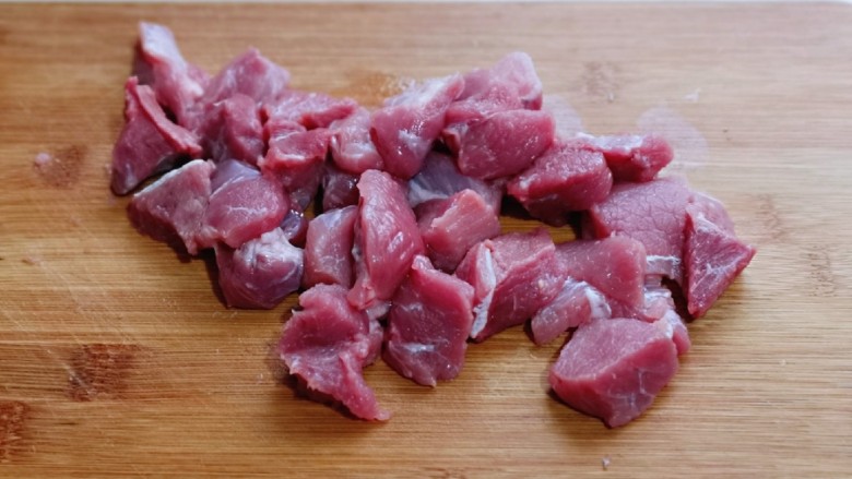 鲜肉饼,准备做肉馅，首先将肉洗干净，再切小块。放入绞肉机中启动将肉搅碎。