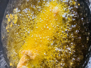蒜香排骨,放入腌制好的排骨，炸制金黄色控油捞出。