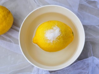 柠檬膏,柠檬用盐搓洗干净擦干水分。