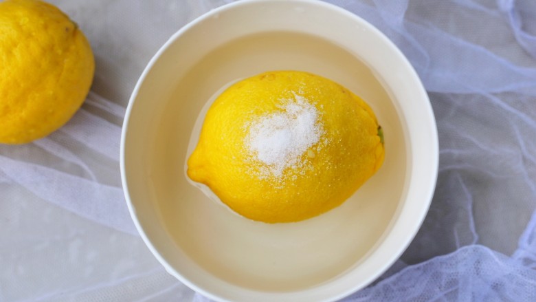 柠檬膏,柠檬用盐搓洗干净擦干水分。