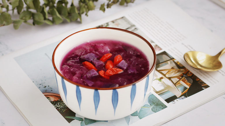 紫薯银耳汤,不管是早餐来一碗或下午茶时间备一份，都相当不错！