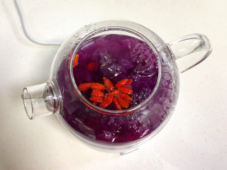 紫薯银耳汤,最后放入枸杞焖2分钟即可。