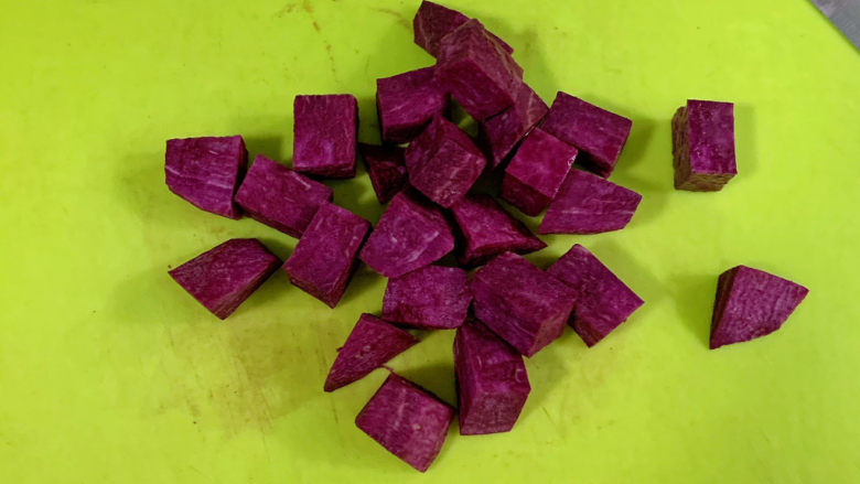 紫薯银耳汤,<a style='color:red;display:inline-block;' href='/shicai/ 2643'>紫薯</a>去皮切丁。