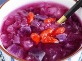 紫薯银耳汤,香甜顺滑又软糯，非常好吃。
