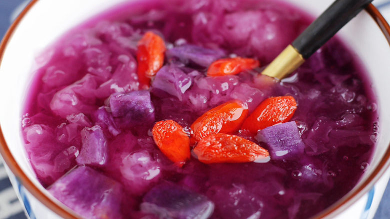 紫薯银耳汤,香甜顺滑又软糯，非常好吃。

