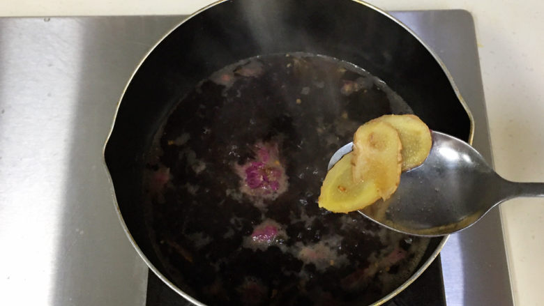 姜汁玫瑰红糖南瓜圆子,煮沸1～2分钟后捞出姜片。