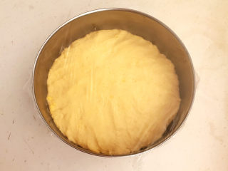小米发糕,揉成光滑的面团，盖上保鲜膜饧发至一倍大