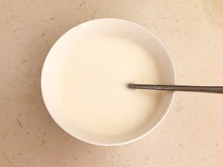 小米发糕,纯牛奶倒入碗里