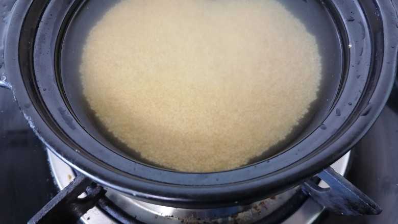 苹果小米粥,开始煮小米粥