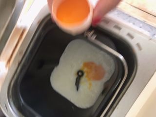 早餐面包,鸡蛋打入一个，另一个留着蛋黄备用