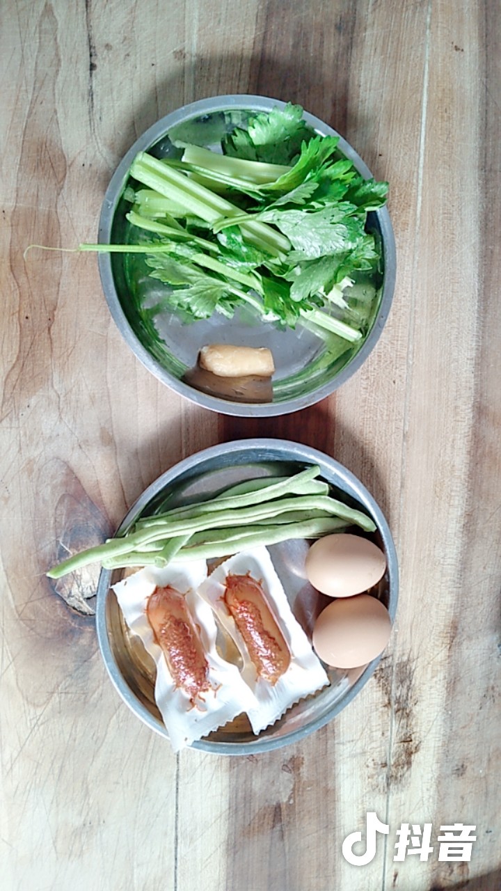 炒拉条,第三步：把所用的蔬菜洗干净放在盘子备用