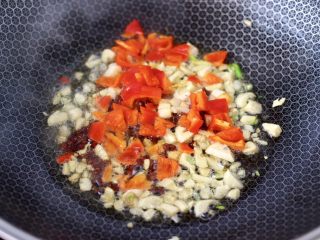 蒜香手撕包菜粉条,这个时候放入蒜碎和红椒碎。