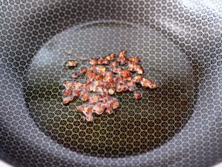 蒜香手撕包菜粉条,锅烧热后倒入花生油，小火慢慢炸香花椒。