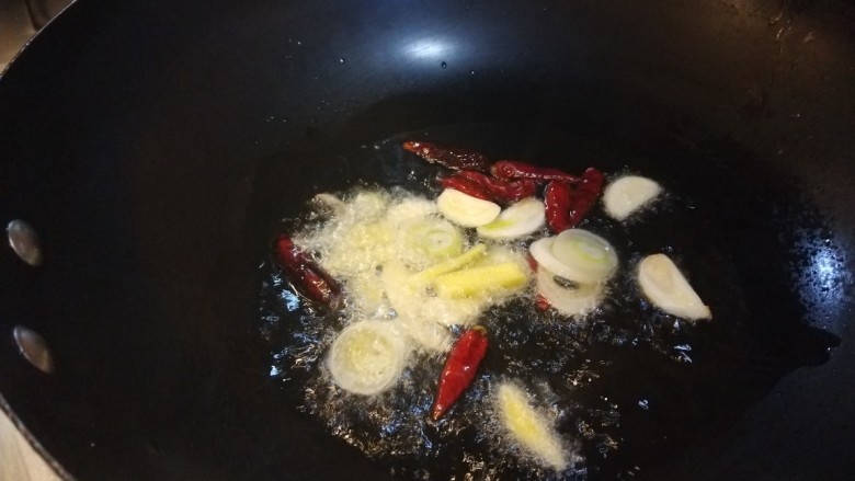 醋溜大白菜,放入葱姜蒜。