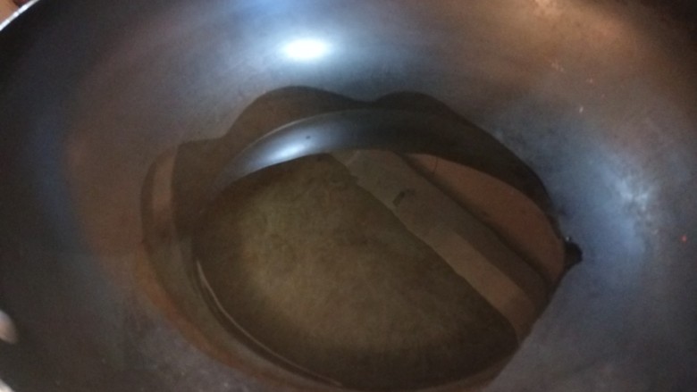 醋溜大白菜,锅中倒入适量油烧热。