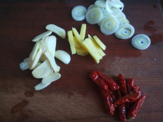 醋溜大白菜,葱姜蒜切好备用，干辣椒我用整个的，因为很辣。