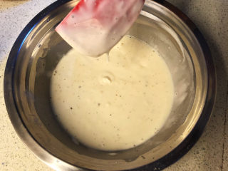 糖醋猪颈肉,加入100-150克左右的清水搅拌顺滑成粘稠挂糊状，挑起滴落呈缓慢消失状。