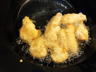 糖醋猪颈肉,下入肉条，炸2分钟-2分半钟，（炸至气泡消失并自动浮起）捞起沥干。