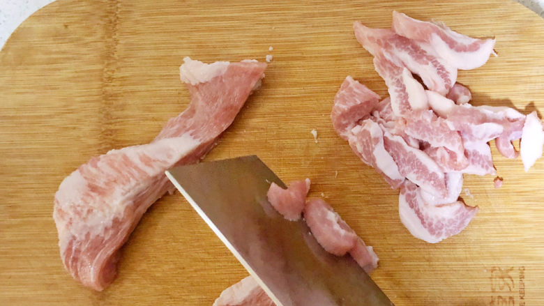 糖醋猪颈肉,逆着纹路切成均匀的肉条。