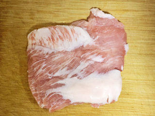 糖醋猪颈肉,准备一块猪颈肉，洗净沥干待用。