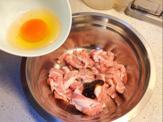 糖醋猪颈肉,在切好的肉条里加入盐、少量糖增鲜，胡椒粉、少量的蚝油，1/3的蛋清，用手搅拌，抓到粘手为止。