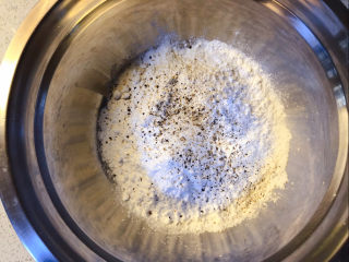 糖醋猪颈肉,大碗里加入60克低筋面粉，40克土豆淀粉，2克泡打粉，2克盐和适量胡椒粉搅拌均匀。