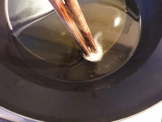 糖醋猪颈肉,锅里倒入油，油温加热至六成，插入筷子可见有气泡冒出。