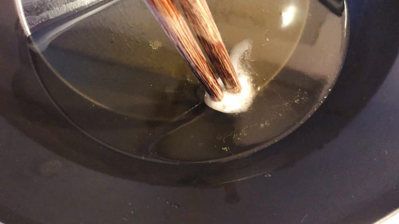 糖醋猪颈肉,锅里倒入油，油温加热至六成，插入筷子可见有气泡冒出。