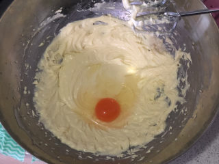 重芝士蛋糕杯,加一个鸡蛋打至完全融合，再加下面一个，依次加完