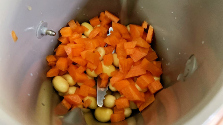 胡萝卜枸杞豆浆,继续加入胡萝卜和枸杞。
