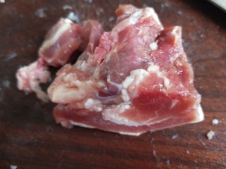 麻辣水煮牛肉,牛肉一块切成薄片。