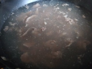 麻辣水煮牛肉,要搅拌均匀马上捞出来。