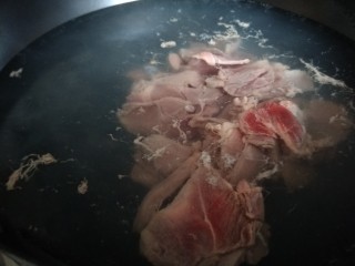 麻辣水煮牛肉,锅中倒入半锅水烧开倒入牛肉。