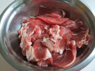 麻辣水煮牛肉,加入料酒盐腌制20分钟。