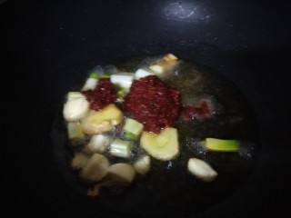 麻辣水煮牛肉,加入一勺郫县豆瓣酱炒出红油。