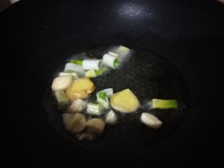 麻辣水煮牛肉,放入葱姜蒜。