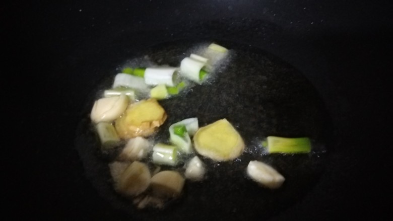 麻辣水煮牛肉,放入葱姜蒜。