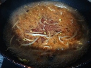 麻辣水煮牛肉,倒入骨汤烧开。