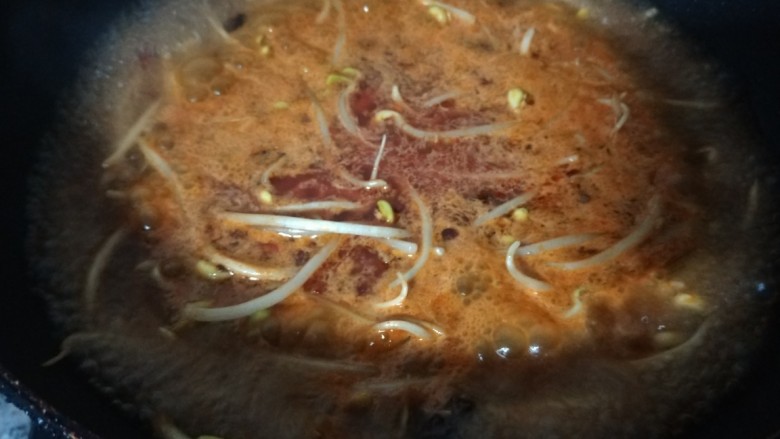 麻辣水煮牛肉,倒入骨汤烧开。