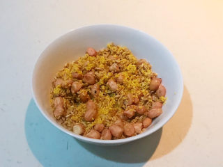 小米红薯粥,把小米，燕麦和花生米都放入碗里，淘洗干净
