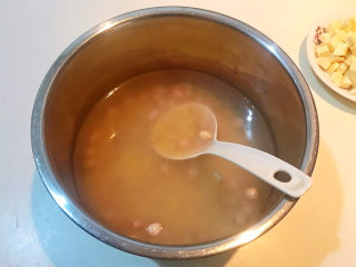 小米红薯粥,把小米杂粮放入锅中，加入冷水