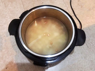 小米红薯粥,把煮锅放入压力锅里
