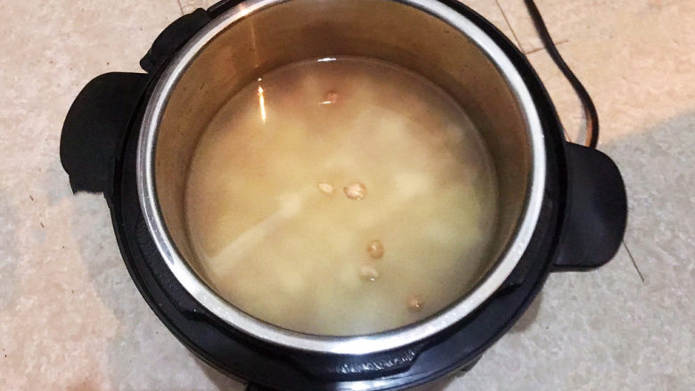 小米红薯粥,把煮锅放入压力锅里
